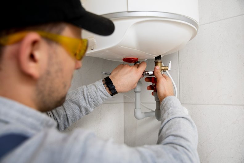 vodoinstalater ugrađuje elit bojler u kupatilo