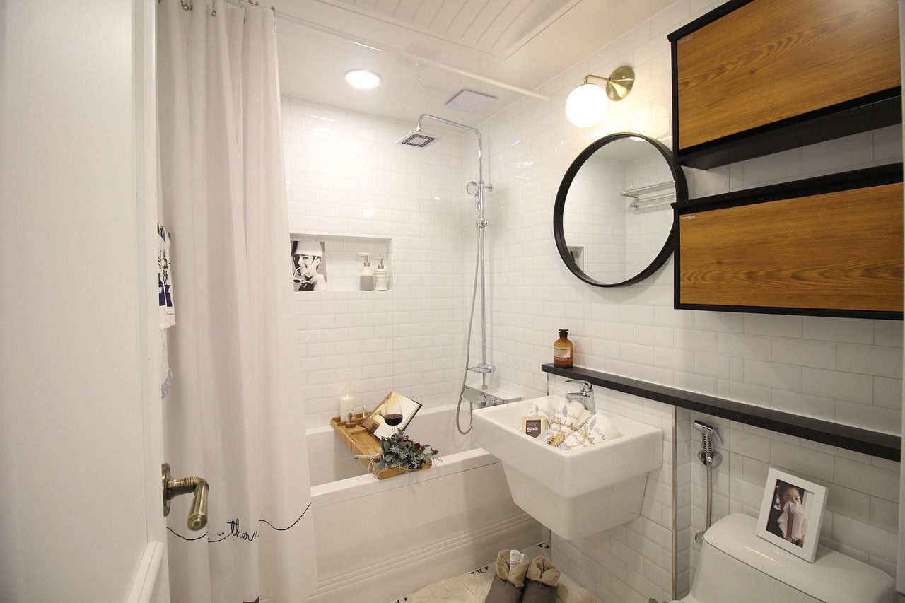 malo kupatilo sa kadom, malo ogledalo, mali lavabo, namešteno da sve bude po meri